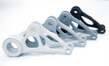 3D yazıcıya basılmış mankenler beyaz arkaplanda izole edilmiş. Nesnelerin ayrıntıları plastiğin yakın planından üç boyutlu yazıcıya basıldı. 3D yazıcı tarafından yapılan şekillerin prototipleri. Yeni modern baskı teknolojisi kavramı