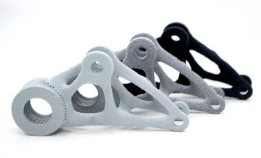 3D yazıcıya basılmış mankenler beyaz arkaplanda izole edilmiş. Nesnelerin ayrıntıları plastiğin yakın planından üç boyutlu yazıcıya basıldı. 3D yazıcı tarafından yapılan şekillerin prototipleri. Yeni modern baskı teknolojisi kavramı