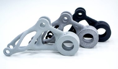 3D yazıcıya basılmış mankenler beyaz arkaplanda izole edilmiş. Nesnelerin ayrıntıları plastiğin yakın planından üç boyutlu yazıcıya basıldı. 3D yazıcı tarafından yapılan şekillerin prototipleri. Yeni modern baskı teknolojisi kavramı