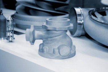 Büyük bir endüstriyel parçanın metal kapsama alanındaki 3 boyutlu yazıcıya basılmış modeli. Yeni modern yenilikçi katkı maddesi 3 boyutlu baskı teknolojisi. Endüstriyel fabrika metalcilik endüstrisi