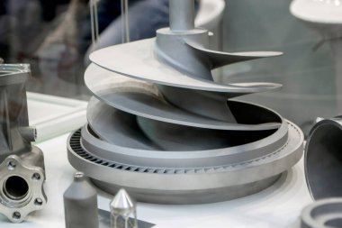 Büyük bir endüstriyel parçanın metal kapsama alanındaki 3 boyutlu yazıcıya basılmış modeli. Yeni modern yenilikçi katkı maddesi 3 boyutlu baskı teknolojisi. Endüstriyel fabrika metalcilik endüstrisi