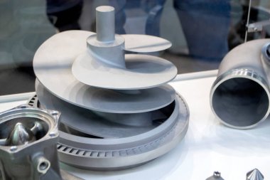 Büyük bir endüstriyel parçanın metal kapsama alanındaki 3 boyutlu yazıcıya basılmış modeli. Yeni modern yenilikçi katkı maddesi 3 boyutlu baskı teknolojisi. Endüstriyel fabrika metalcilik endüstrisi