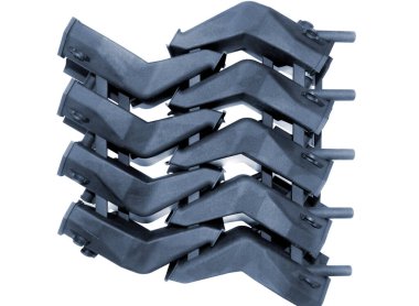 3D yazıcıya basılmış mankenler beyaz arkaplanda izole edilmiş. Nesnelerin ayrıntıları plastiğin yakın planından üç boyutlu yazıcıya basıldı. 3D yazıcı tarafından yapılan şekillerin prototipleri. Yeni modern baskı teknolojisi kavramı