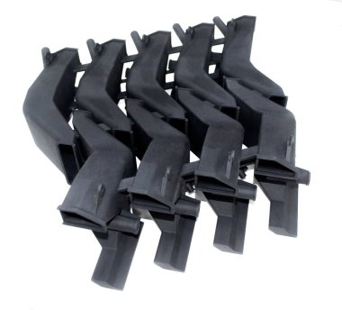 3D yazıcıya basılmış mankenler beyaz arkaplanda izole edilmiş. Nesnelerin ayrıntıları plastiğin yakın planından üç boyutlu yazıcıya basıldı. 3D yazıcı tarafından yapılan şekillerin prototipleri. Yeni modern baskı teknolojisi kavramı