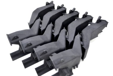 3D yazıcıya basılmış mankenler beyaz arkaplanda izole edilmiş. Nesnelerin ayrıntıları plastiğin yakın planından üç boyutlu yazıcıya basıldı. 3D yazıcı tarafından yapılan şekillerin prototipleri. Yeni modern baskı teknolojisi kavramı