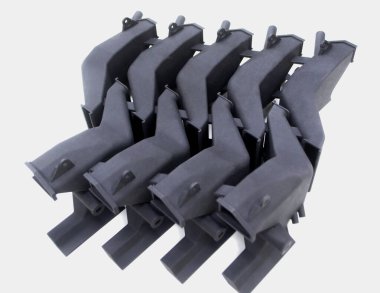 3D yazıcıya basılmış mankenler beyaz arkaplanda izole edilmiş. Nesnelerin ayrıntıları plastiğin yakın planından üç boyutlu yazıcıya basıldı. 3D yazıcı tarafından yapılan şekillerin prototipleri. Yeni modern baskı teknolojisi kavramı