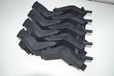 3D yazıcıya basılmış mankenler beyaz arkaplanda izole edilmiş. Nesnelerin ayrıntıları plastiğin yakın planından üç boyutlu yazıcıya basıldı. 3D yazıcı tarafından yapılan şekillerin prototipleri. Yeni modern baskı teknolojisi kavramı