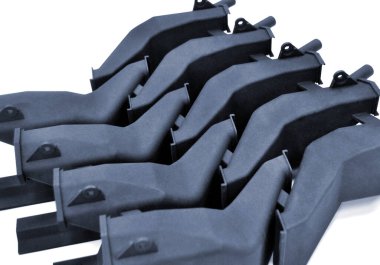 3D yazıcıya basılmış mankenler beyaz arkaplanda izole edilmiş. Nesnelerin ayrıntıları plastiğin yakın planından üç boyutlu yazıcıya basıldı. 3D yazıcı tarafından yapılan şekillerin prototipleri. Yeni modern baskı teknolojisi kavramı