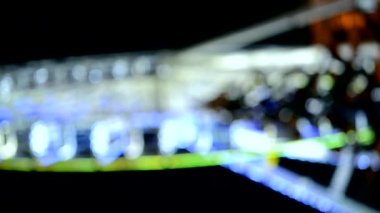 Arka plan bulanık. Dönme dolap, Noel ağacı, parlak ışıklarla süslenmiş, kış gecesi bina. Şehir tatil gece hayatı. Güzel yeni yıl arkaplanı bulanık. Dikey video