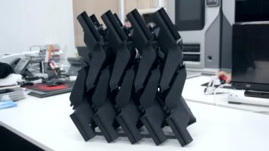 Laboratuvar ofisindeki 3D yazıcıya siyah model basılmış. Plastik kapaktan 3D yazıcıya basılmış nesne. 3D yazıcıda yapılmış bir prototip. Yeni modern baskı teknolojisi kavramı. Çoklu Jet Füzyonu