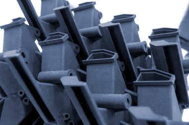3D yazıcıya basılmış mankenler beyaz arkaplanda izole edilmiş. Nesnelerin ayrıntıları plastiğin yakın planından üç boyutlu yazıcıya basıldı. 3D yazıcı tarafından yapılan şekillerin prototipleri. Yeni modern baskı teknolojisi kavramı
