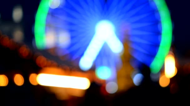 Riesenrad Geschmückt Blaue Illumination Weihnachtsbaum Schwarze Silhouetten Von Menschen Fuß — Stockvideo