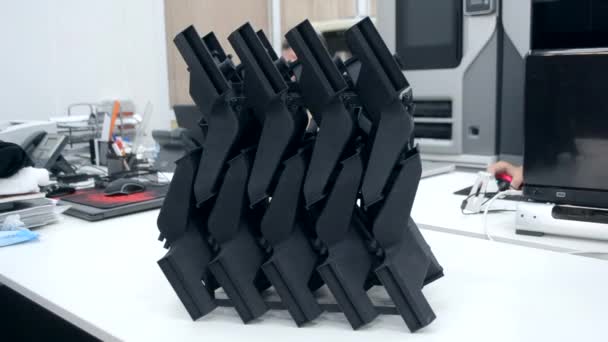 研究室の3Dプリンターで印刷されたブラックモデル プラスチック製のクローズアップから3Dプリンタで印刷されたオブジェクト 3Dプリンタで作られたプロトタイプ 新しい近代的な印刷技術をコンセプト マルチジェット融合 — ストック動画