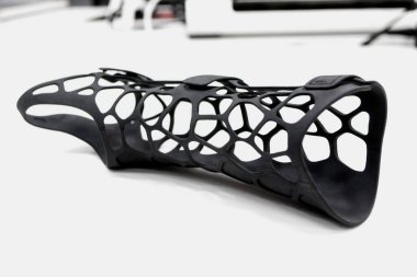 Toz 3D yazıcıya basılmış tıbbi ortopedik plastik protez beyaz arkaplanda izole edilmiş. Alçıtaşı yakın plan. Multi Jet Füzyon MJF 3Dprinting teknolojisi. Yeni modern yenilikçi katkı teknolojisi