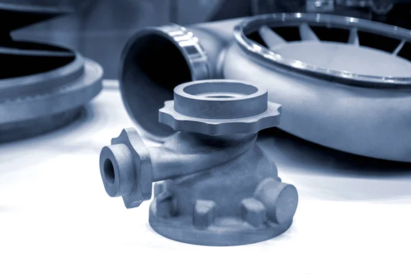 Büyük bir endüstriyel parçanın metal kapsama alanındaki 3 boyutlu yazıcıya basılmış modeli. Yeni modern yenilikçi katkı maddesi 3 boyutlu baskı teknolojisi. Endüstriyel fabrika metalcilik endüstrisi