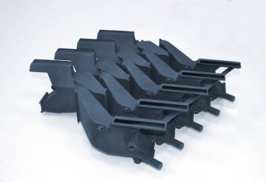 3D yazıcıya basılmış mankenler beyaz arkaplanda izole edilmiş. Nesnelerin ayrıntıları plastiğin yakın planından üç boyutlu yazıcıya basıldı. 3D yazıcı tarafından yapılan şekillerin prototipleri. Yeni modern baskı teknolojisi kavramı