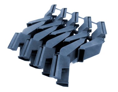 3D yazıcıya basılmış mankenler beyaz arkaplanda izole edilmiş. Nesnelerin ayrıntıları plastiğin yakın planından üç boyutlu yazıcıya basıldı. 3D yazıcı tarafından yapılan şekillerin prototipleri. Yeni modern baskı teknolojisi kavramı