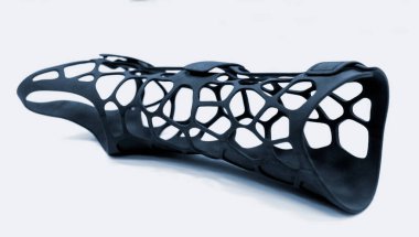 Toz 3D yazıcıya basılmış tıbbi ortopedik plastik protez beyaz arkaplanda izole edilmiş. Alçıtaşı yakın plan. Multi Jet Füzyon MJF 3Dprinting teknolojisi. Yeni modern yenilikçi katkı teknolojisi