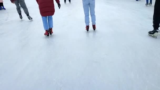 Люди Катаються Ковзанах Під Відкритим Небом Місті Зимовий День Люди — стокове відео