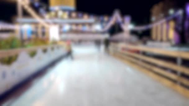 模糊的背景 人们在城市露天溜冰场上滑冰 寒冬佳节 装饰灯照明手电筒 文娱活动 — 图库视频影像