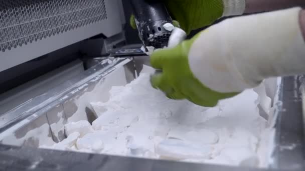 Man Working Working Vacuum Cleaner Clean White Powder Polyamide Model — ストック動画