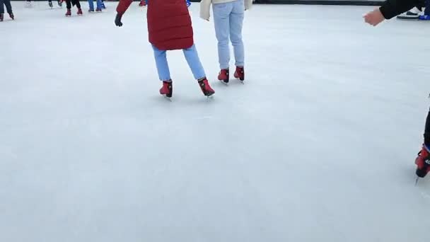 Menschen Die Einem Wintertag Der Stadt Auf Der Öffentlichen Eisbahn — Stockvideo
