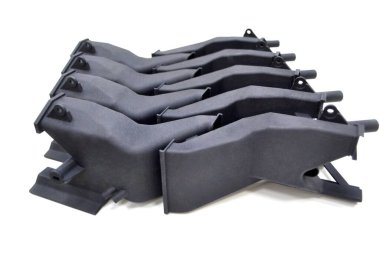 3D yazıcıya basılmış mankenler beyaz arkaplanda izole edilmiş. Nesnelerin ayrıntıları plastiğin yakın planından üç boyutlu yazıcıya basıldı. 3D yazıcı tarafından yapılan şekillerin prototipleri. Yeni modern baskı teknolojisi kavramı