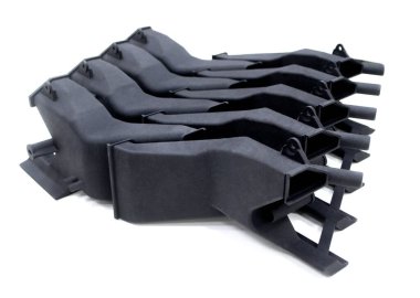 3D yazıcıya basılmış mankenler beyaz arkaplanda izole edilmiş. Nesnelerin ayrıntıları plastiğin yakın planından üç boyutlu yazıcıya basıldı. 3D yazıcı tarafından yapılan şekillerin prototipleri. Yeni modern baskı teknolojisi kavramı