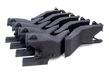 3D yazıcıya basılmış mankenler beyaz arkaplanda izole edilmiş. Nesnelerin ayrıntıları plastiğin yakın planından üç boyutlu yazıcıya basıldı. 3D yazıcı tarafından yapılan şekillerin prototipleri. Yeni modern baskı teknolojisi kavramı