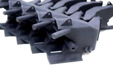 3D yazıcıya basılmış mankenler beyaz arkaplanda izole edilmiş. Nesnelerin ayrıntıları plastiğin yakın planından üç boyutlu yazıcıya basıldı. 3D yazıcı tarafından yapılan şekillerin prototipleri. Yeni modern baskı teknolojisi kavramı