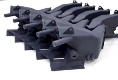 3D yazıcıya basılmış mankenler beyaz arkaplanda izole edilmiş. Nesnelerin ayrıntıları plastiğin yakın planından üç boyutlu yazıcıya basıldı. 3D yazıcı tarafından yapılan şekillerin prototipleri. Yeni modern baskı teknolojisi kavramı