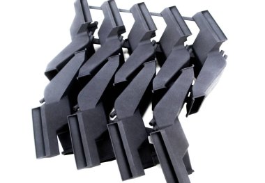 3D yazıcıya basılmış mankenler beyaz arkaplanda izole edilmiş. Nesnelerin ayrıntıları plastiğin yakın planından üç boyutlu yazıcıya basıldı. 3D yazıcı tarafından yapılan şekillerin prototipleri. Yeni modern baskı teknolojisi kavramı