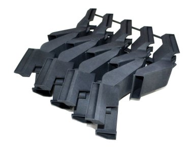 3D yazıcıya basılmış mankenler beyaz arkaplanda izole edilmiş. Nesnelerin ayrıntıları plastiğin yakın planından üç boyutlu yazıcıya basıldı. 3D yazıcı tarafından yapılan şekillerin prototipleri. Yeni modern baskı teknolojisi kavramı