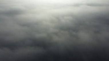 Sis üzerinde uçan insansız hava aracı. Beyaz pofuduk sis bulutunun üzerinde uçmak ve güneşli bir günde mavi gökyüzünde bulutlar. Doğal soyut arka plan. Hava bulutlu. Atmosfer. Üst görünüm sis hareketi. Zaman Uygulaması.