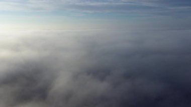 Sis üzerinde uçan insansız hava aracı. Güneşli bir günde mavi gökyüzünde beyaz pofuduk sis ve bulutlar arasında uçmak. Doğal soyut arka plan. Hava bulutlu. Atmosfer. Üst görünüm sis hareketi. Zaman Uygulaması.