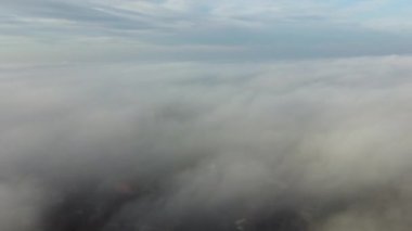 Sis üzerinde uçan insansız hava aracı. Güneşli bir günde mavi gökyüzünde beyaz pofuduk sis ve bulutlar arasında uçmak. Doğal soyut arka plan. Hava bulutlu. Atmosfer. Üst görünüm sis hareketi. Zaman Uygulaması.