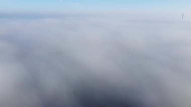 Sis üzerinde uçan insansız hava aracı. Güneşli bir günde mavi gökyüzünde beyaz pofuduk sis ve bulutlar arasında uçmak. Doğal soyut arka plan. Hava bulutlu. Atmosfer. Üst görünüm sis hareketi. Zaman Uygulaması.