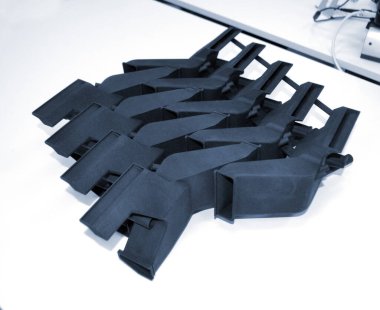 3D yazıcıya basılmış mankenler beyaz arkaplanda izole edilmiş. Nesnelerin ayrıntıları plastiğin yakın planından üç boyutlu yazıcıya basıldı. 3D yazıcı tarafından yapılan şekillerin prototipleri. Yeni modern baskı teknolojisi kavramı