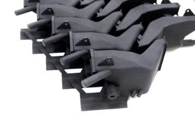 3D yazıcıya basılmış mankenler beyaz arkaplanda izole edilmiş. Nesnelerin ayrıntıları plastiğin yakın planından üç boyutlu yazıcıya basıldı. 3D yazıcı tarafından yapılan şekillerin prototipleri. Yeni modern baskı teknolojisi kavramı