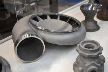 Büyük bir endüstriyel parçanın metal kapsama alanındaki 3 boyutlu yazıcıya basılmış modeli. Yeni modern yenilikçi katkı maddesi 3 boyutlu baskı teknolojisi. Endüstriyel fabrika metalcilik endüstrisi