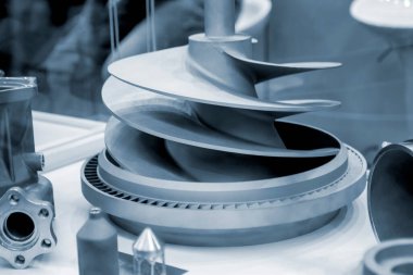 Büyük bir endüstriyel parçanın metal kapsama alanındaki 3 boyutlu yazıcıya basılmış modeli. Yeni modern yenilikçi katkı maddesi 3 boyutlu baskı teknolojisi. Endüstriyel fabrika metalcilik endüstrisi