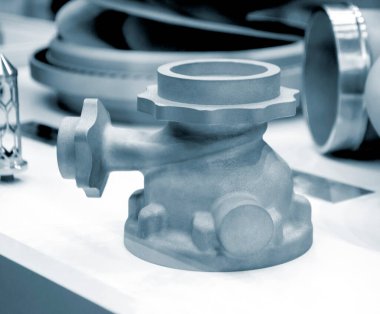 Büyük bir endüstriyel parçanın metal kapsama alanındaki 3 boyutlu yazıcıya basılmış modeli. Yeni modern yenilikçi katkı maddesi 3 boyutlu baskı teknolojisi. Endüstriyel fabrika metalcilik endüstrisi