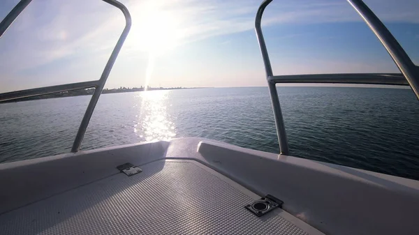 海の風景 モーターボートのプロウからの太陽の反射と海の波のビュー ボートは晴れた夏の日に波に乗ってジャンプします 海の地平線で高速ヨットモーターボートセーリング 極端なスポーツエンターテイメントの背景 — ストック写真