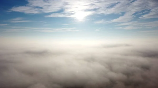 空中无人驾驶飞机在雾气中飞行 在乌云下闪烁着灿烂的阳光 在云中飞翔神奇美丽的自然景观 蓝天白云飘扬的景象 无缝圈 — 图库照片