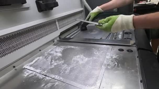 Trabalhador Sexo Masculino Limpa Superfície Uma Impressora Industrial Partir Branco — Vídeo de Stock