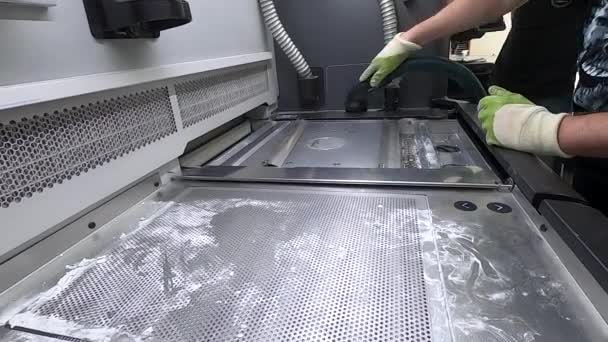 Trabalhador Sexo Masculino Limpa Superfície Uma Impressora Industrial Partir Branco — Vídeo de Stock