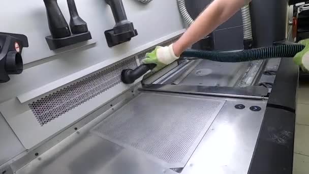 Een Mannelijke Arbeider Reinigt Het Oppervlak Van Een Industriële Printer — Stockvideo