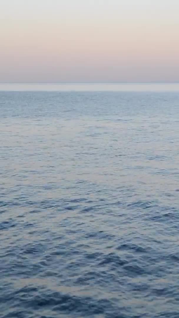 Ligne Horizon Entre Surface Mer Avec Des Ondulations Sur Eau — Video