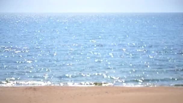 Wazige Achtergrond Zee Met Witte Zon Reflecties Geel Zandstrand Blauwe — Stockvideo