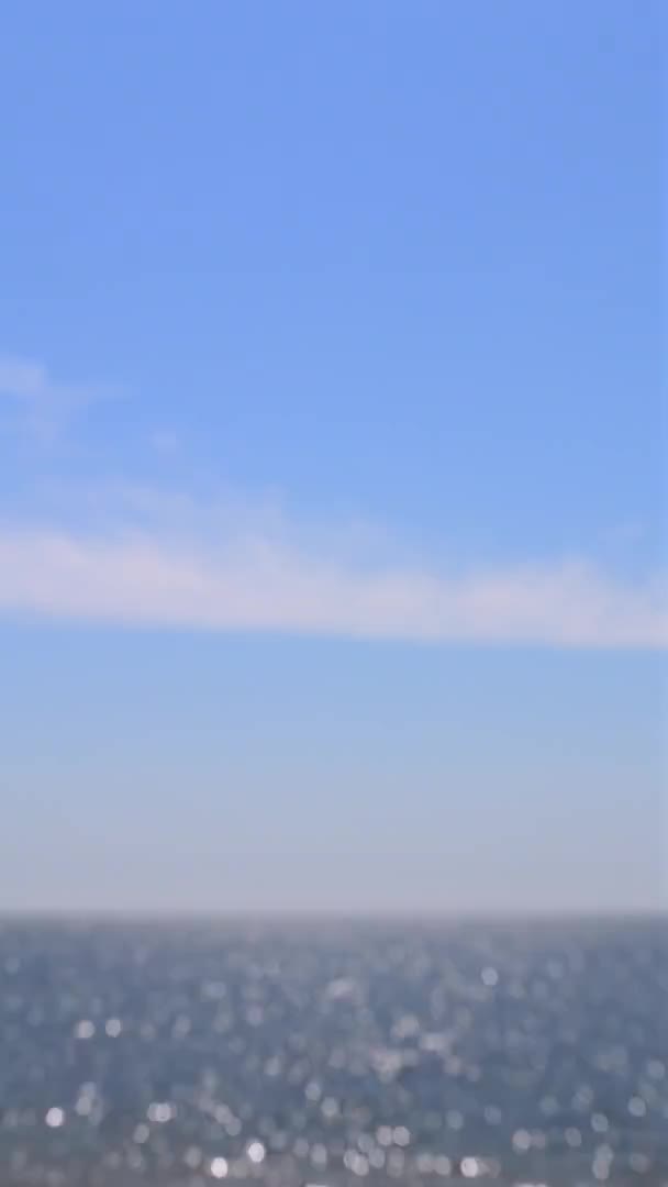 Розмитий Фон Море Відображення Білого Сонця Блакитне Небо Біла Хмара — стокове відео